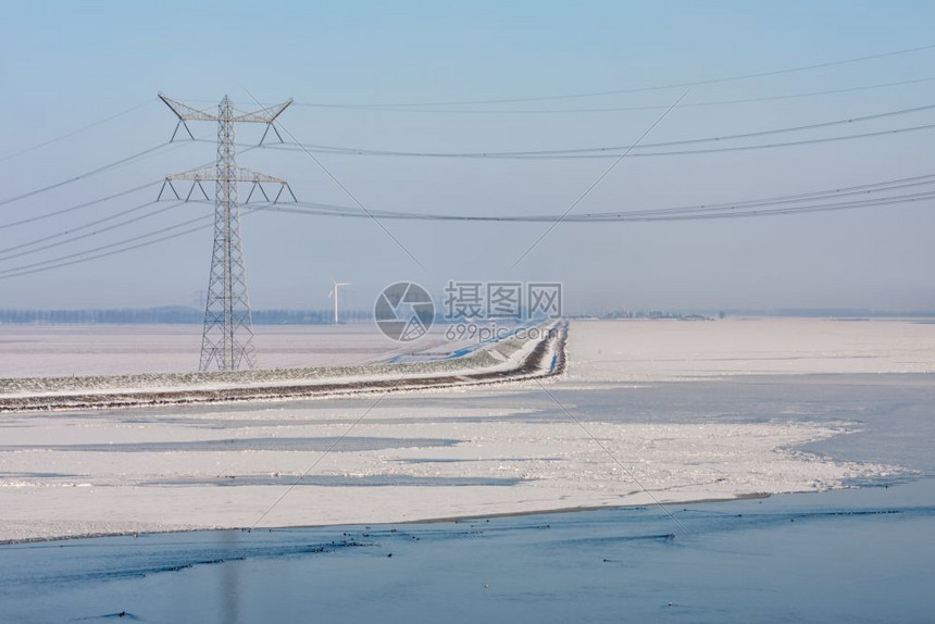 荷兰冰冻湖覆盖着烟雾和高压金合的风景冰冻湖覆盖着高压金合的烟雾和高压合的风景图片