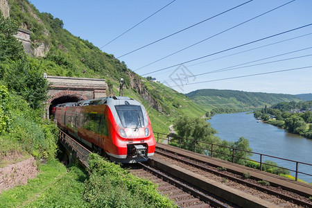 火车在德国沿Moselle河离开一条隧道图片