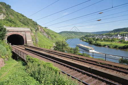 德国Moselle河附近的铁路隧道和图片