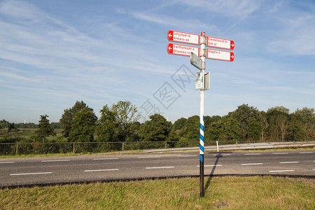 华夫班特荷兰Flevoland农田的交通标志背景