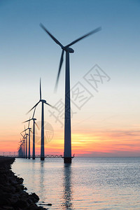 日落美丽时的荷兰离岸风力涡轮机高清图片