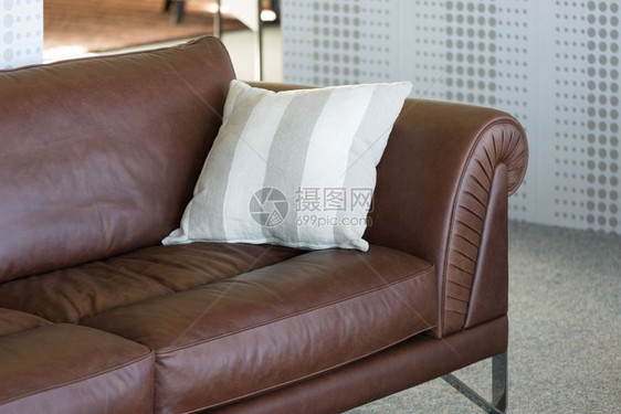 家具展厅的棕色皮椅图片