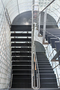 现代办公大楼的钢铁梯图片
