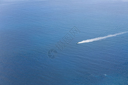 海洋小素材一小艘船在无尽的蓝海中航行空景象背景