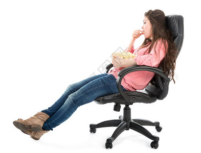 坐在扶椅上吃流行玉米的懒女人白种背景孤立无援图片