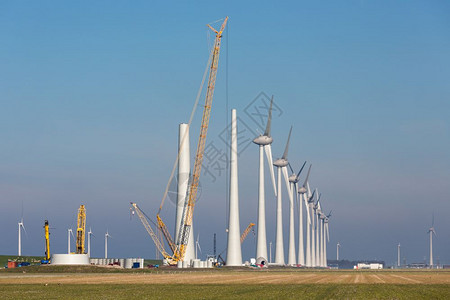 农业景观中新建荷兰风力农场的建筑工地背景图片