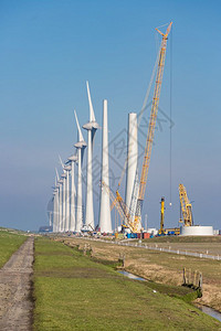 农业景观中新建荷兰风力农场的建筑工地背景图片