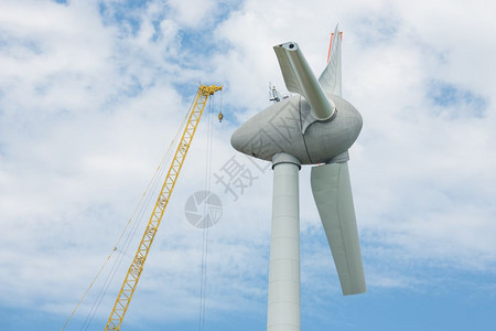 装配新的荷兰风涡轮机和大型起重背景图片