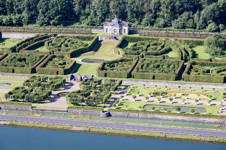 鸟瞰花园城堡弗雷尔沿梅兹河附近迪南特在比利时图片