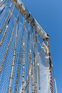 鱼网挂在风中干燥的起重机上图片
