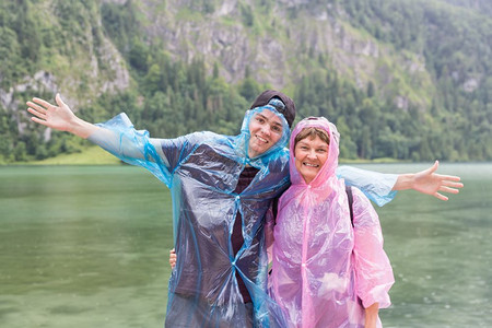 德国阿尔卑斯山脉Berchtestesgaden附近Konigssee海岸带雨衣的母亲和儿子图片