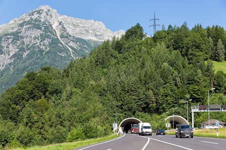 奥地利高速公路A10靠近Hohenwewerfen的A10号公路车上的汽在山中离开隧道背景图片