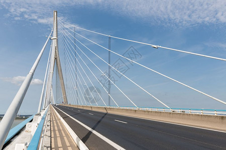 在诺曼底桥有人行道的高速公路在勒阿弗尔和洪弗勒附近的塞纳河上有法国桥诺曼底桥公路法国塞纳河大桥图片