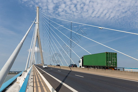诺曼底庞特交通法国桥在勒哈夫雷和霍弗附近的塞纳河上在诺曼迪波特诺曼迪交通塞内河上图片