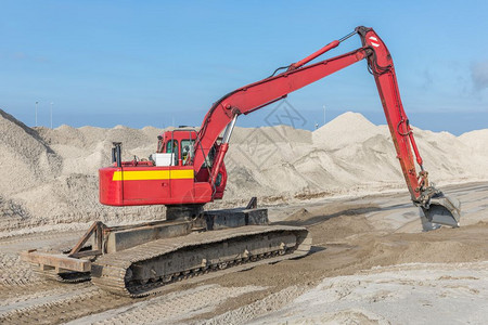 在荷兰Llystad附近建造新港口的筑工地挖掘机图片