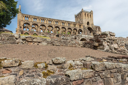 查看苏格兰边境的Jedburgh修道院的墙壁和废墟查看苏格兰边境的Jedburgh修道院的废墟图片