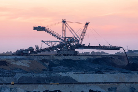 德国哈姆巴赫矿井的棕褐煤露坑背景图片