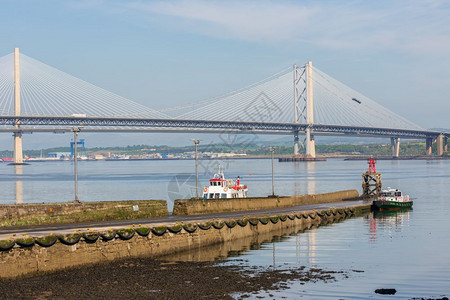 福斯路桥和昆斯费里横跨福斯湾附近的昆斯费里在苏格兰苏格兰昆斯费里附近福斯湾上的公路桥图片