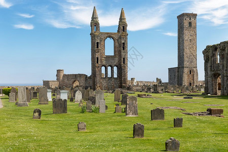 苏格兰圣安德鲁斯大教堂的废墟附近和以及苏格兰圣安德鲁斯大教堂附近的墓碑背景图片