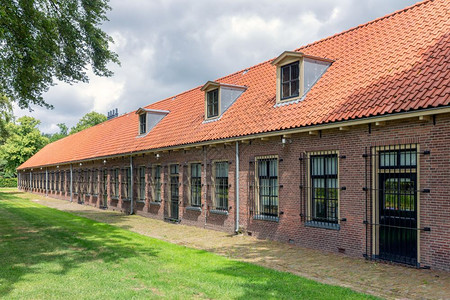 前荷兰监狱在窗户和门前设有铁窗实际上该营地是一个博物馆该营地是前荷兰监狱该营地现在是一个博物馆图片