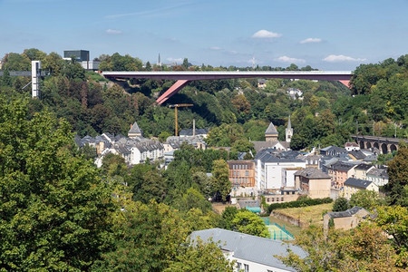 卢森堡市大公国首府由古中世纪城与基赫贝格之间的大女公爵夏洛特桥和欧盟的建筑组成由古中世纪城与基赫贝格之间的桥梁图片