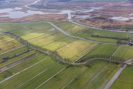 荷兰公园Weerribben与农村和田野接壤的空中观察荷兰乡村和田野以及公园Weerribben图片