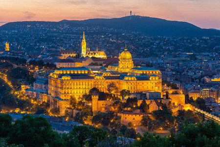 匈牙利日落时照亮布达佩斯城堡图片