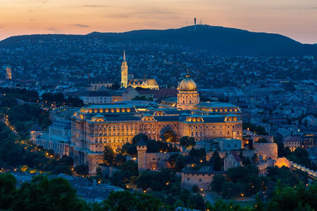 匈牙利日落时照亮布达佩斯城堡图片