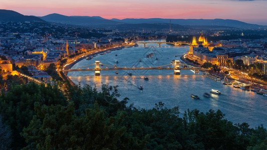 布达佩斯日落全景与多瑙河连链桥和议会大楼并列布达佩斯日落全景与多瑙河连链桥和议会大楼图片