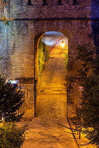 在卢森堡市中世纪区格伦德市的Illuated网关的夜景在卢森堡市中世纪区格伦德市中世纪区Illuated网关的夜景图片