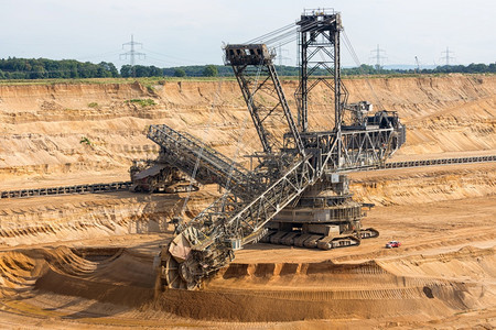 Garzweiler矿区的棕煤开挖坑风景与巨大的挖掘机图片