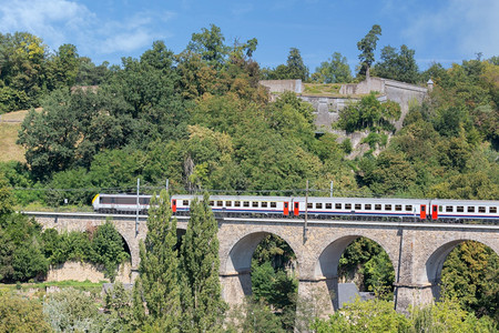 Kirchberg附近有古老历史桥梁的卢森堡市和通过快车的卢森堡市Kirchberg附近有历史桥梁的卢森堡市和通过火车的卢森堡市图片