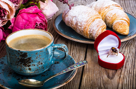 3月8日生咖啡节早餐新鲜羊角面包花和礼物图片