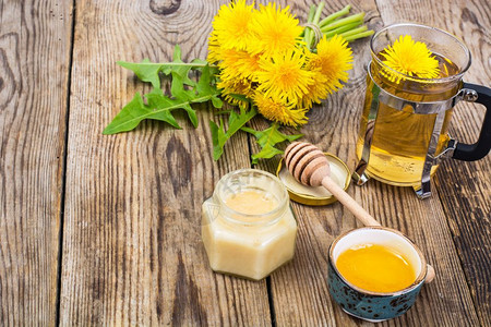 木制背景的花朵草药茶和蜂蜜工作室照片木制背景的花朵草药茶和蜂蜜图片