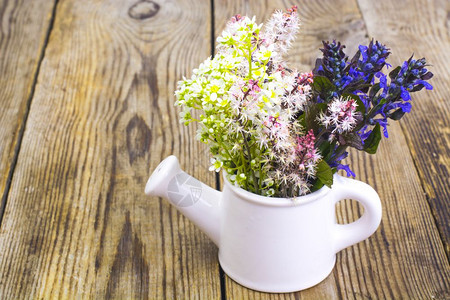 白色花瓶水罐用木制桌上的花朵工作室照片图片