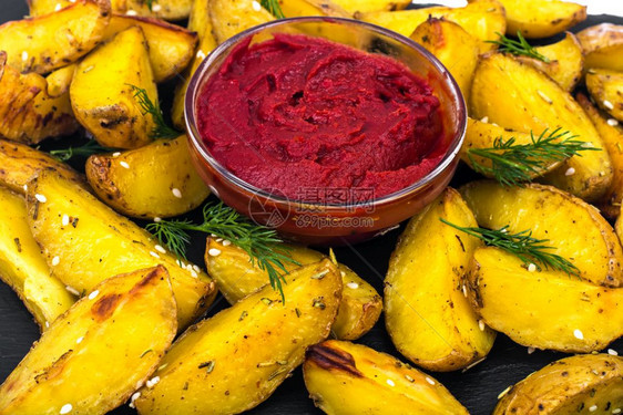 不健康饮食快餐炸土豆黑石上的番茄酱工作室照片红薯图片