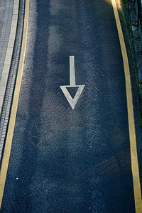 道路上的箭头交通信号图片