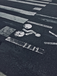 城市街道上公路的自行车交通信号图片