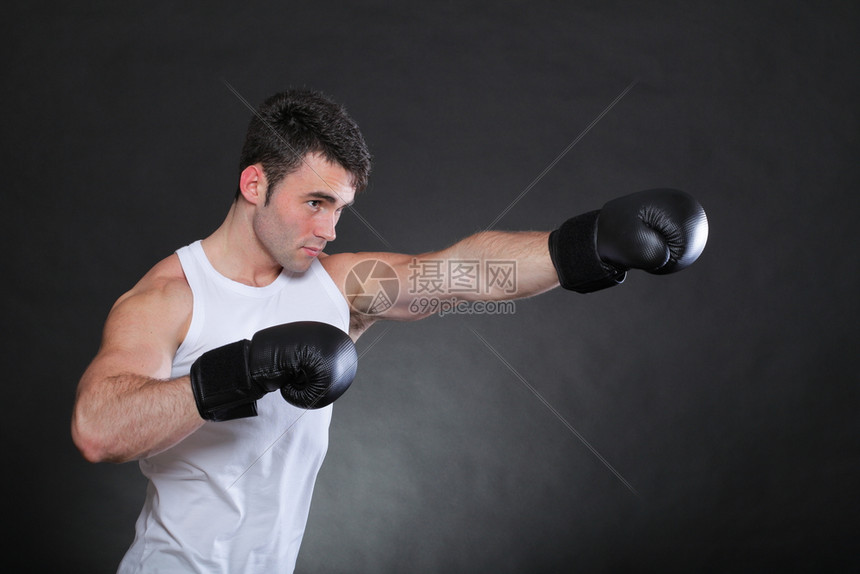 在黑暗背景下工作室的肖像运动员拳击手图片