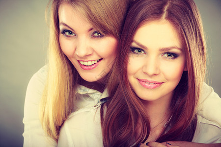 家庭关系友情概念两个美女姐妹在一起玩两个美女在玩图片