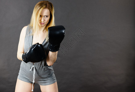 拳击女郎身着黑色拳击手套的金发女孩运动和健身力量锻炼拳击女图片