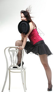 娱乐消遣女孩跳舞红衣架椅白色孤立的表演女孩图片