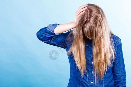 身体语言抑郁症和辞职概念年轻忧郁的不快乐女人用金发遮盖面部情绪图片