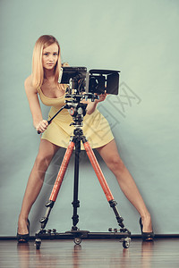 摄影女孩拍摄照片感时尚的金发女郎全身穿着蓝色衣服用相机拍照图片