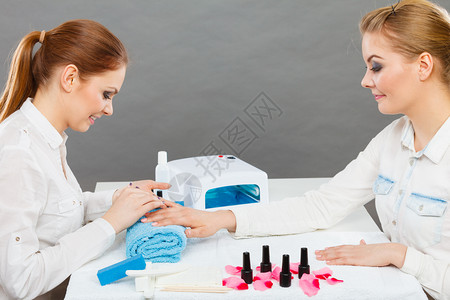 美容师和院女顾客户用指甲擦拭毛巾文件照明工具手持办公桌专业美容师指甲专业师图片