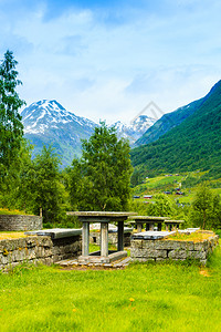 在斯堪的纳维亚欧洲诺韦吉山脉查看的彩色场地表和长椅诺韦吉亚山脉上带有野餐桌的营地场图片