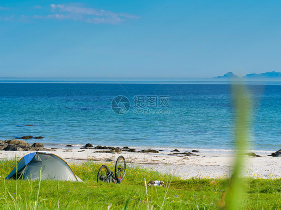 夏天在海滩岸的帐篷上露营在海洛福滕群岛挪威假日和旅行海滩上有帐篷的景挪威洛福滕图片
