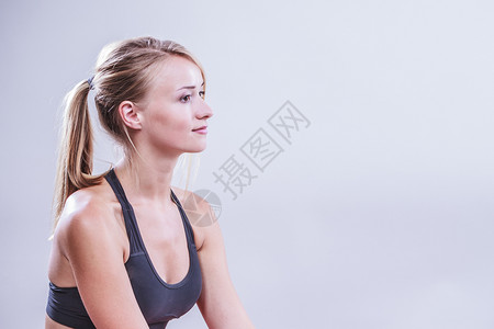 叶海亚遭对手飞身撞击头部，吉达联合后卫朱莱丹直红下场！