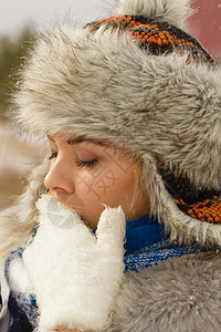 穿着由毛皮和白手套制成的温暖帽子漂亮女人冷冬衣基本必需品概念图片