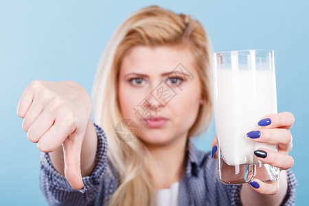 乳糖不耐受症制品食的健康问题概念持有牛奶的妇女举起拇指手势持有奶制品的妇女举起拇指手势持有奶制品的妇女举起大拇指的手势持有奶制品图片